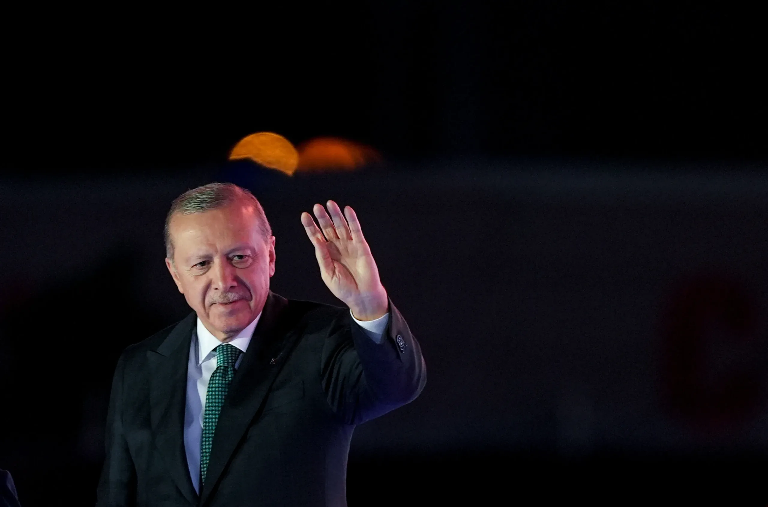 25. kuruluş yıl dönümü programında, karanlık sahnede katılımcıları selamlayan Cumhurbaşkanı ve AK Parti Genel Başkanı Recep Tayyip Erdoğan.